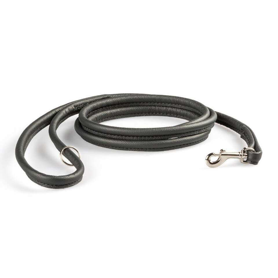Rundsytt svart läderkoppel för hund – stilrent och bekvämt handtag med pistolhake i metall.