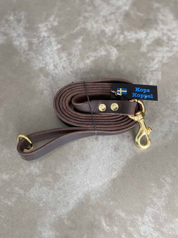 Läderkoppel för hund från Kopskoppel – bäst i test 2025, handgjort vegetabiliskt garvat läder i brun och svart.
