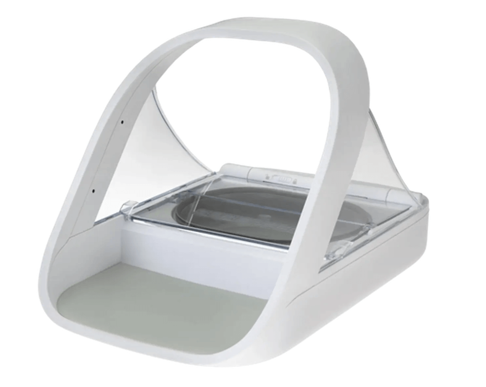 Chipstyrd foderautomat för katt från SureFeed – öppnas automatiskt för rätt katt och håller fodret fräscht.