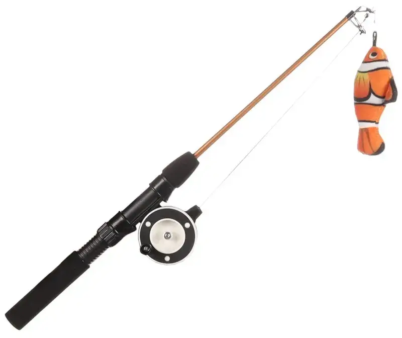 Interaktiv kattleksak med fiskespö och mjuk clownfisk som lockar till jakt och bus.